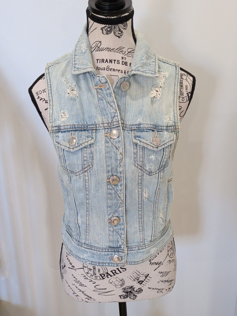 AMERICAN EAGLE | Women's Light Wash Distressed Button Up Denim Vest